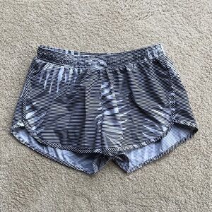 Old Navy Active Black and White Shorts size s s/p small